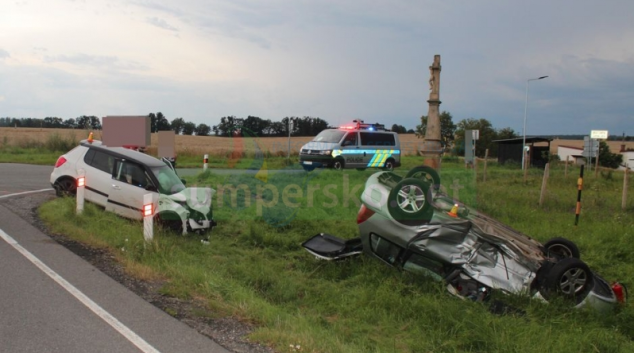 Po nárazu se vozidlo přetočilo na střechu