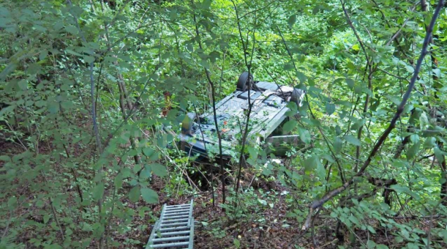 Řidička nezvládla smyk a sjela ze silnice