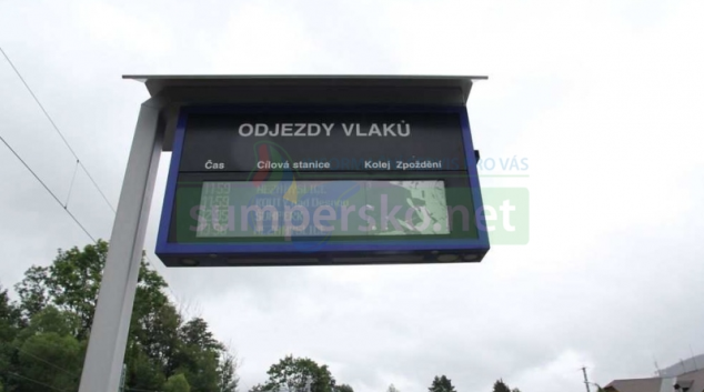 Vandal poškodil informační panel na vlakové zastávce v Loučné nad Desnou