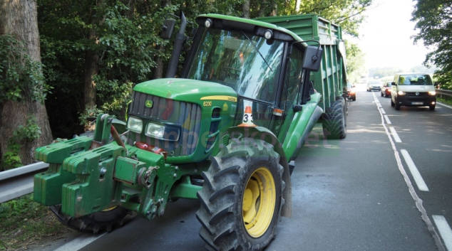 Silnici u Postřelmova blokoval traktor
