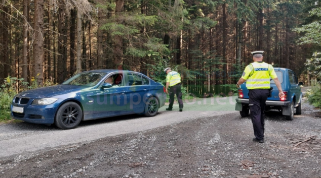 Policisté s lesníky kontrolovali motoristy v lese