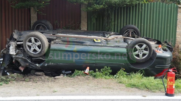 Motorista projíždějící Sobotínem skončil s vozidlem na střeše