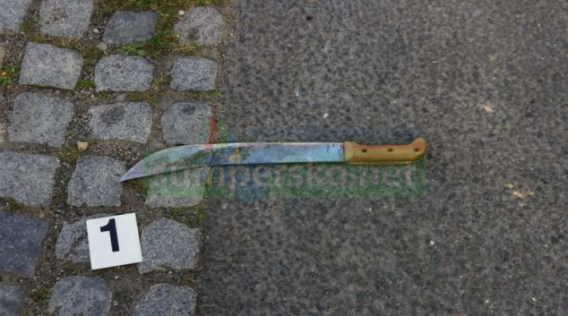 Agresivní muž s mačetou v ruce vyhrožoval policistovi v Šumperku zabitím