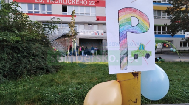 Šumperská „Pětka“ zkusila omezit počet aut ráno u školy