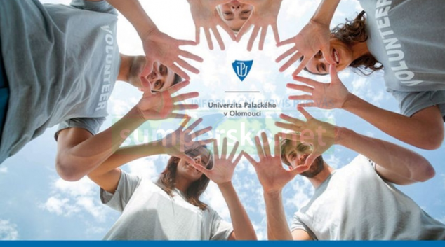 Šili roušky, pomáhali v nemocnicích, učili děti