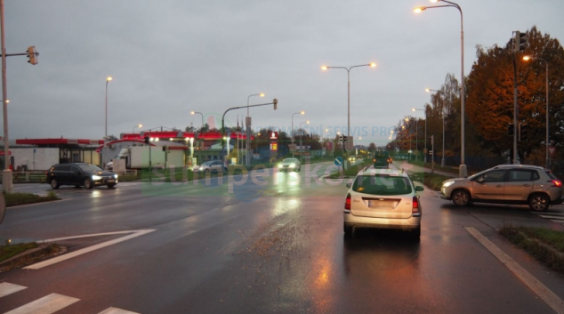 Řidič projíždějící Šumperkem se nevěnoval řízení