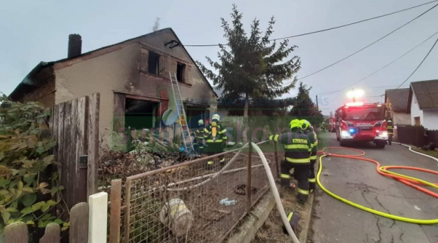 Hasiči likvidují požár rodinného domku v Bohuslavicích