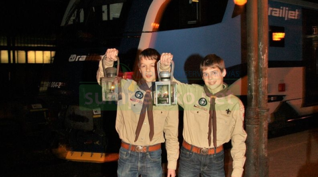 Skauti rozvezou vlaky Českých drah Betlémské světlo