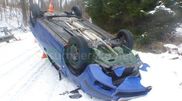 Řidička ve Skorošicích na zledovatělé silnici dostala smyk