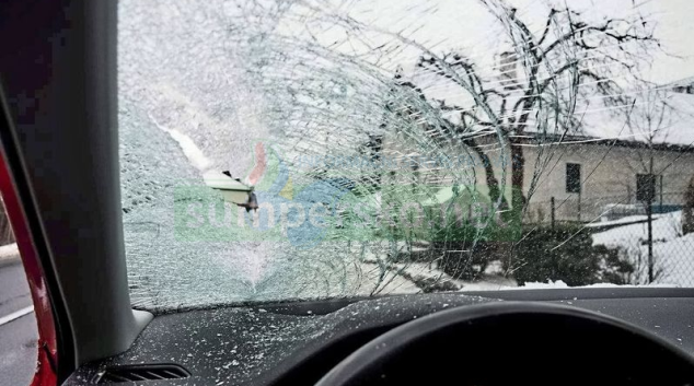 Uvolněný led z návěsu ohrozil řidiče osobního auta na Šumpersku