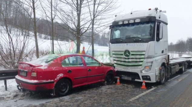 Kluzké vozovky potrápily ve čtvrtek řidiče na Jesenicku