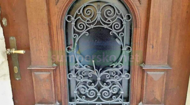 Vandal poničil v Šumperku historickou památku