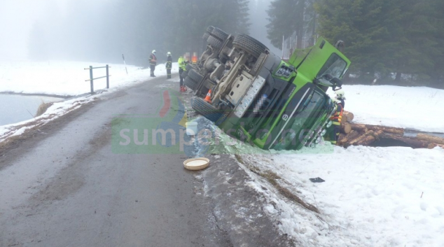 Nákladní vozidlo s tahačem najelo na nezpevněnou krajnici