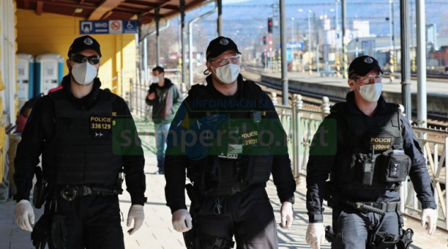 Policie hodnotí první týden opatření