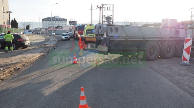 Motoristu v Šumperku oslnilo slunce a havaroval