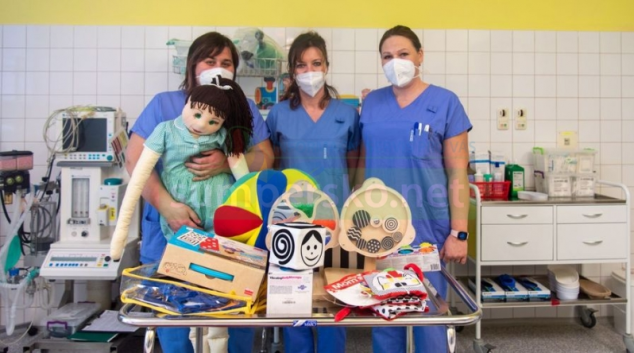 Zdravotníkům v péči o malé pacienty pomáhá panenka Ája