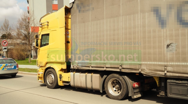 Řidič nákladní soupravy zdemoloval svodidla