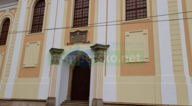 Dvoukřídlá dubová vrata z druhé poloviny 18. století se vrací zpět