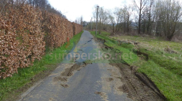 Nákladní souprava zapadla na cyklostezce v Mikulovicích