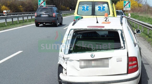 Chvilka nepozornosti za volantem zavinila nehodu