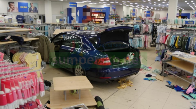 Řidička v Jeseníku vjela do prodejny autem