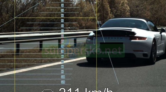 Porsche proletělo kolem policejní hlídky