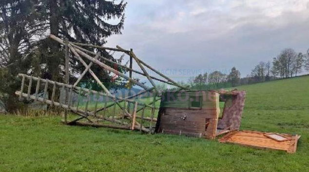 Vandal poškodil myslivecký posed