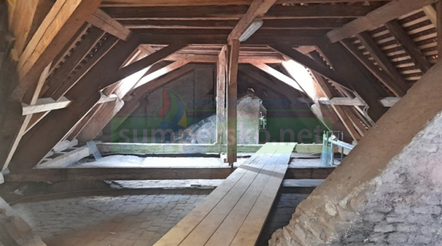 Náročný zásah do střech historické budovy je hotov