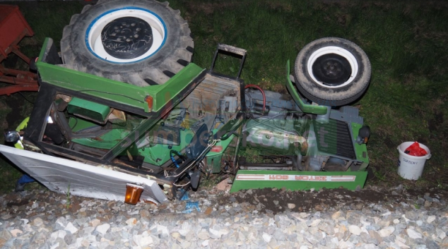 Traktorista v Jindřichově najel na nezpevněnou krajnici