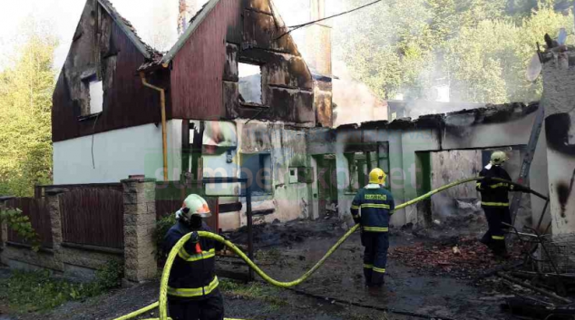 Čtyři jednotky hasičů zasahovaly u požáru rodinného domu