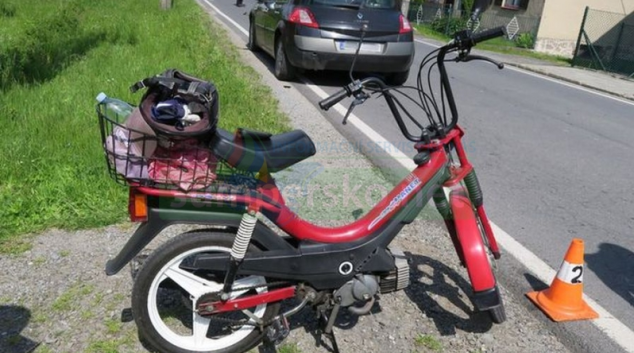 Dopravní nehoda mezi osobním autem a mopedem
