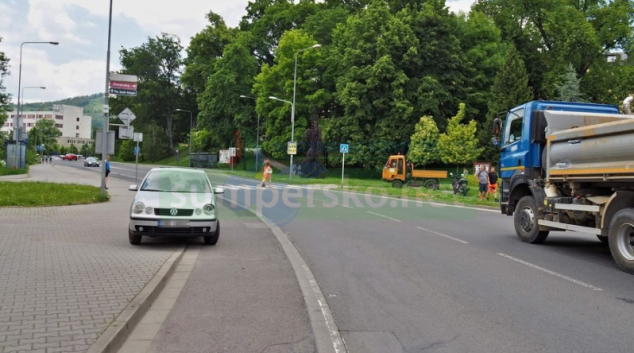 Srna překvapila řidiče v centru Šumperka