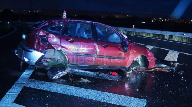 Řidič skončil v travnatém břehu za Postřelmovem