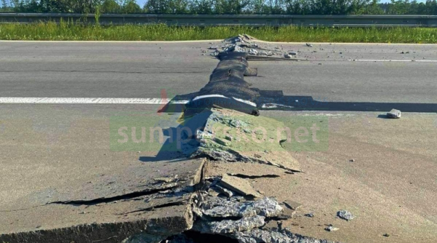 Vlivem vedra praskl betonový povrch na dálnici D35