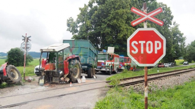 Traktorista na Štítecku přehlédl přijíždějící vlak