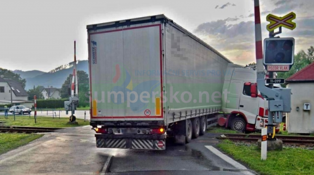 Na železničním přejezdu v Petrově uvízl kamion
