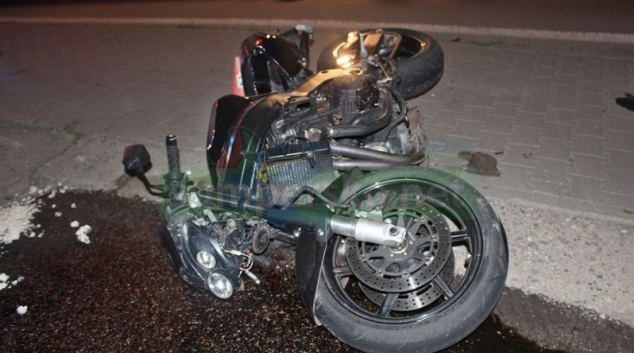 Ujíždějícímu motorkáři se nezdařil úhybný manévr a naboural policejní auto