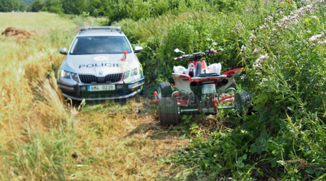Pronásledovaná čtyřkolka nabourala u Loštic policejní vozidlo