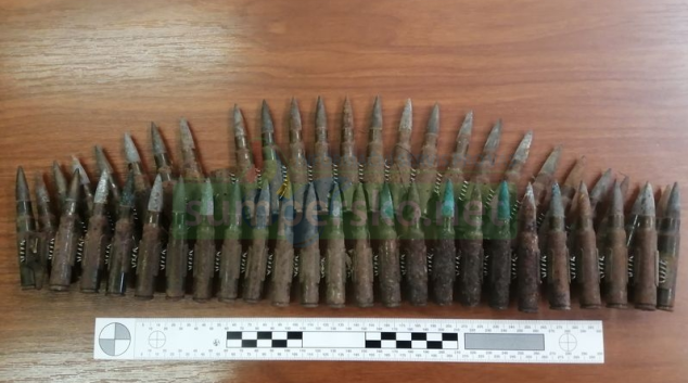 Náboje byly schované za střešním trámem