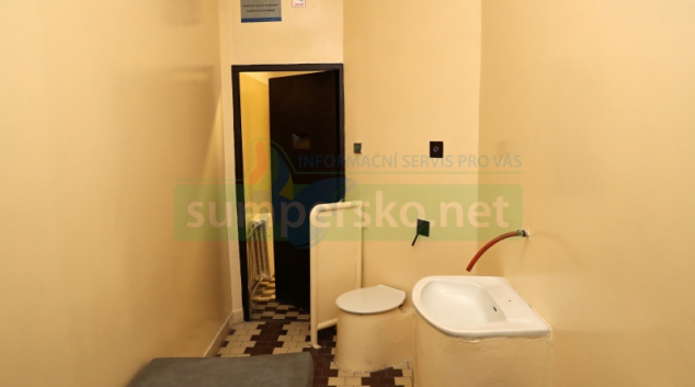 Ukradenou řasenku ukryla žena do podprsenky