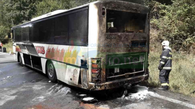Hasiči poblíž Mírova zasahovali u hořícího autobusu