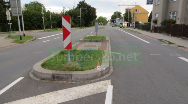 Podnapilé řidičce v Šumperku se nepodařilo vyhnout středovým ostrůvkům 