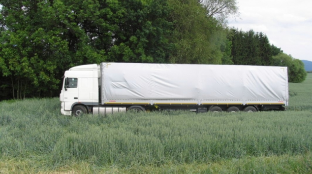 Nákladní vozidlo havarovalo u Rovenska ve stejném místě, jako polský autobus