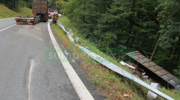 Kontejner se železným šrotem skončil v lesním prostoru