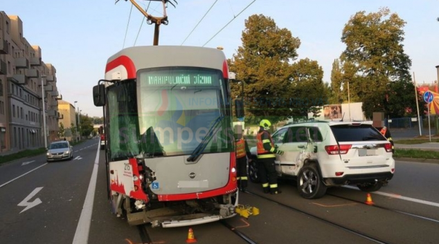 Podnapilá řidička přehlédla tramvaj