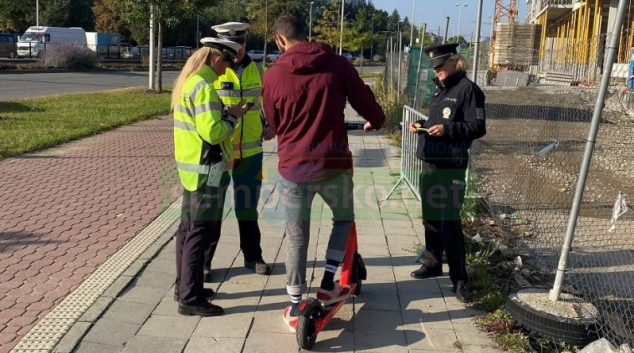Koloběžkář v silničním provozu musí dodržovat stejná pravidla jako cyklista