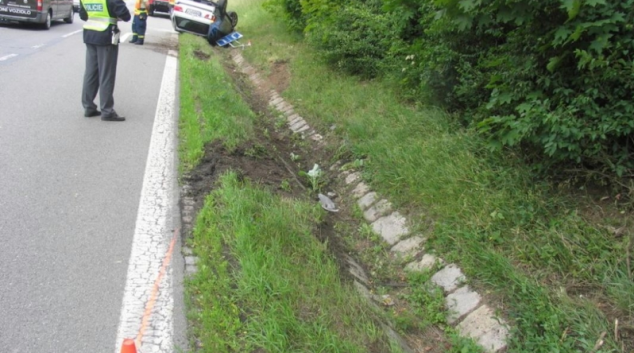 BMW skončilo u Mohelnice kvůli smyku na střeše