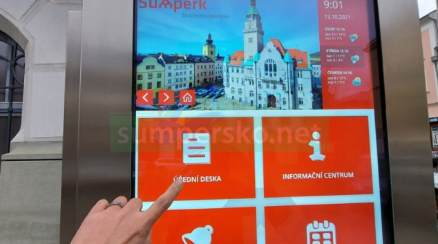 Digitální úřední deska stojí před šumperskou radnicí