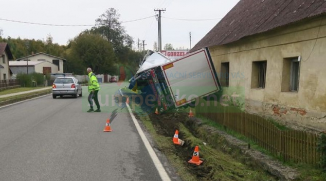 Tahač opřel o dům