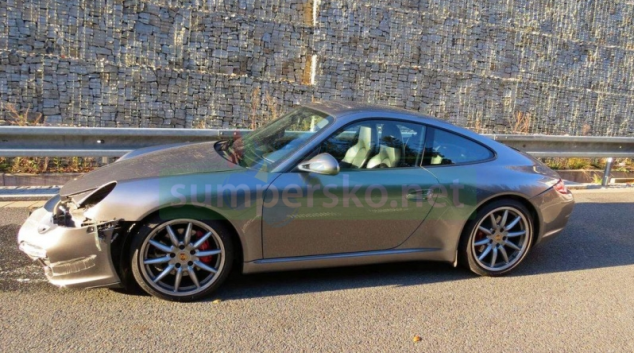 Řidič ve smyku narazil do svodidel